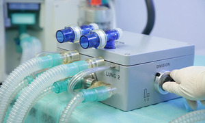 Jeden respirator do wentylacji dwóch pacjentów – wynalazek naukowców PAN