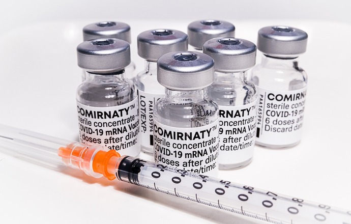 Szczepionka Pfizera przeciw COVID-19 z pełną autoryzacją FDA. Wymóg szczepień ze strony fir