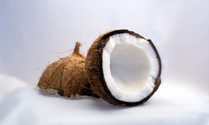 Olej kokosowy niezbędny w pielęgnacji włosów
