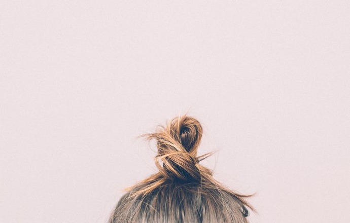 Dlaczego kobiety łysieją? Poznaj najczęstsze przyczyny