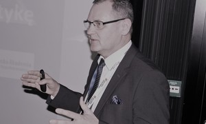 Prof. nadzw. dr hab. n. med. Zbigniew Żuber prezentuje innowacyjne i niestandardowe metody 