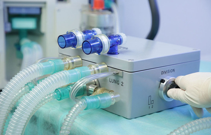 Jeden respirator do wentylacji dwóch pacjentów – wynalazek naukowców PAN