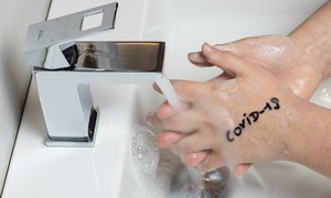 Suche, pękające dłonie – uboczny efekt częstszego mycia rąk