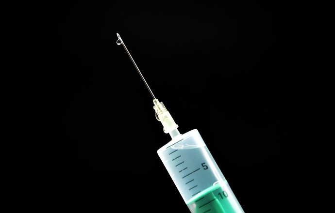 Wyścig o szczepionkę na COVID-19 – AstraZeneca gra va banque i rozpoczyna produkcję szczepi