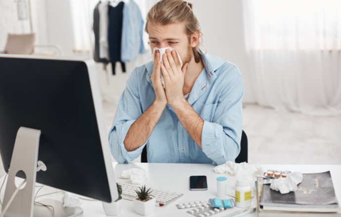 Eksperci przypominają: katar i kichanie zwykle towarzyszą przeziębieniu, a nie grypie i COV