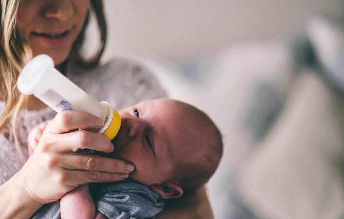 Mleko matki chorej na COVID-19 bezpieczne dla dziecka. Są wyniki polskich badań
