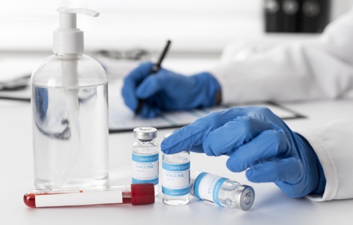 EMA uspokaja: szczepionka firmy AstraZeneca przeciwko COVID-19 nie zwiększa ryzyka zakrzepó