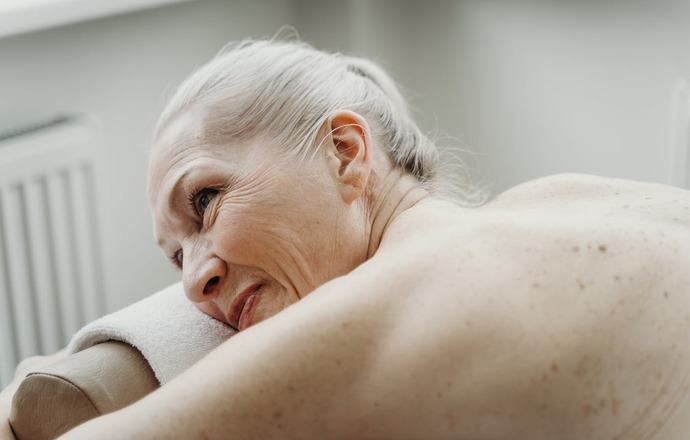 Zmiany hormonalne i wpływ glikacji na proces starzenia się skóry