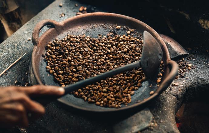 Co zawierają ziarna kawowca? Przegląd substancji aktywnych farmakologicznie