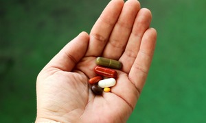 Bezpieczne i skuteczne przyjmowanie leków – kluczowe zasady farmakoterapii