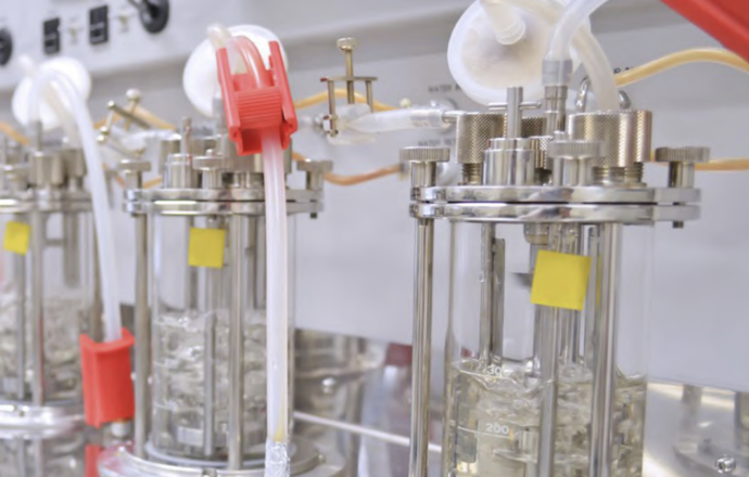 Grawimetria w bioreaktorze – niezawodne dozowanie przy użyciu wag