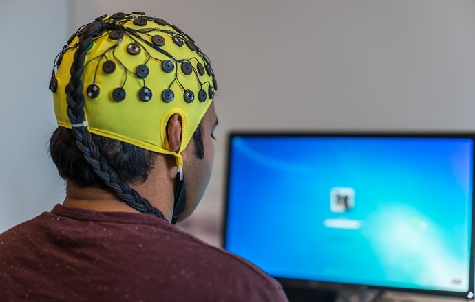 Innowacyjne elektrody typu stick-and-play – rewolucja w monitorowaniu EEG i przyszłość neur