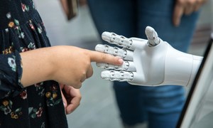 Zintegrowana skóra elektroniczna jako nowy etap w interakcji człowiek-maszyna
