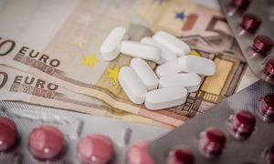 Eksperci apelują: większa edukacja na temat dostępnych leków znacznie obniży koszty opieki 
