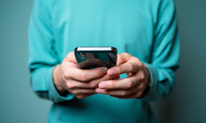 Scrollowanie telefonu – cichy sabotażysta naszego mózgu