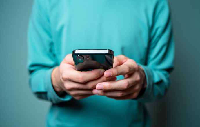 Scrollowanie telefonu – cichy sabotażysta naszego mózgu