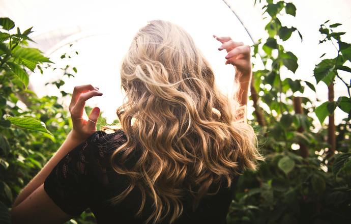 Wakacyjny glow zaczyna się w… jelitach! Jak mikroflora wpływa na skórę i włosy latem?