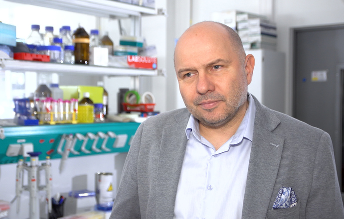 Polscy naukowcy jako pierwsi na świecie stworzyli cyrkularne mRNA metodą chemiczną. To może