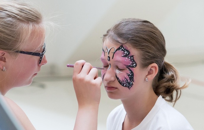 Makijaż dla najmłodszych – zabawki czy produkty kosmetyczne?