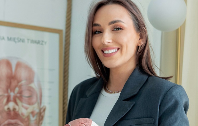 Nie tylko relaks. Jak manualna plastyka twarzy wspiera zdrowie i samopoczucie? Wywiad z ter