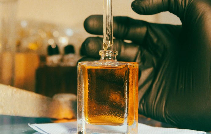 Związki zapachowe pochodzenia biologicznego a współczesne standardy bezpieczeństwa kosmetyc