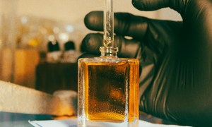 Związki zapachowe pochodzenia biologicznego a współczesne standardy bezpieczeństwa kosmetyc