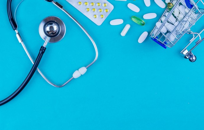 Wygodne, ale czy bezpieczne? Dlaczego zamawiając zimą leki przez Internet, powinniśmy szcze