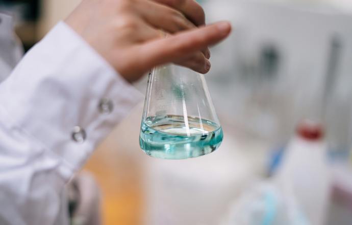 Od odpadu do oszczędności – recykling rozpuszczalników w laboratorium