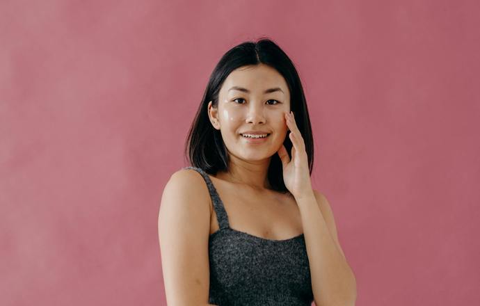 Glass skin – od DNA łososia po peptydy. Naukowe podejście do perfekcyjnej struktury skóry