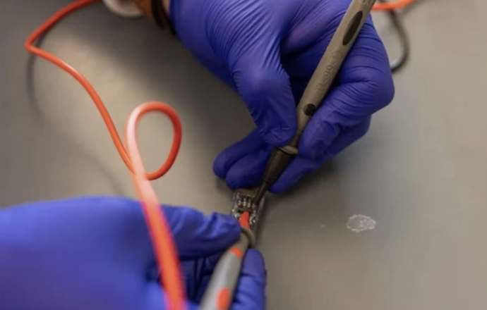 Biohybrydowy implant do produkcji leków wewnątrz organizmu