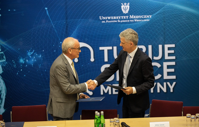 Uniwersytet Medyczny we Wrocławiu i AstraZeneca zacieśniają współpracę na rzecz nauki i pac