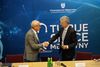 Uniwersytet Medyczny we Wrocławiu i AstraZeneca zacieśniają współpracę na rzecz nauki i pac