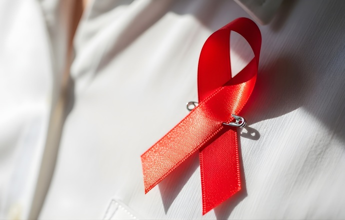 W Polsce wykryto już ponad 35 tys. zakażeń HIV. Dostępne leczenie pozwala trzymać chorobę w
