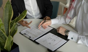 VAT a wynagrodzenie – jak rozliczać fakturę B2B i czym różni się od umowy o pracę?