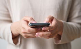 Scrollowanie telefonu – cichy sabotażysta naszego mózgu
