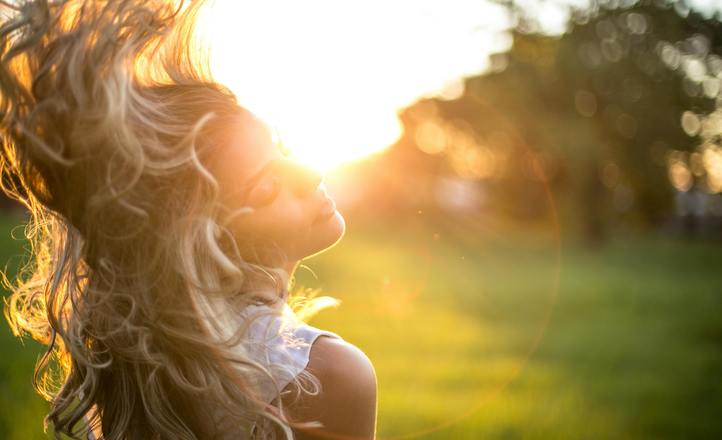Wakacyjny glow zaczyna się w… jelitach! Jak mikroflora wpływa na skórę i włosy latem?