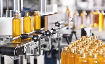 Optymalizacja produkcji w farmacji i kosmetyce – jak utrzymać tempo i kontrolę?