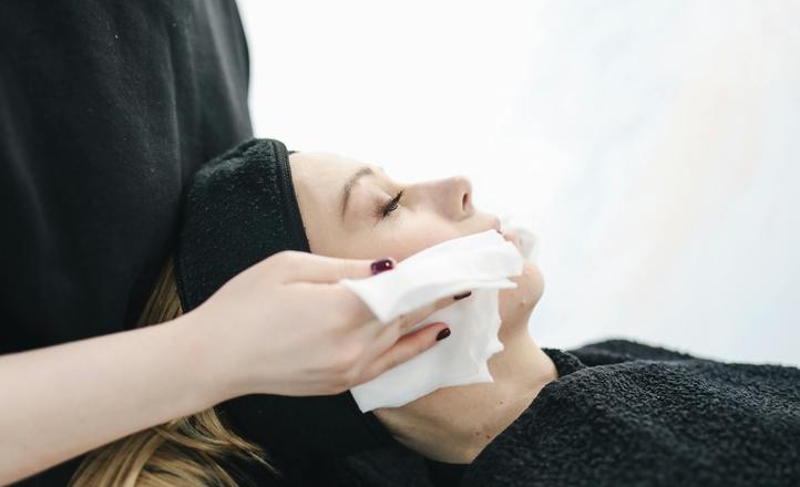Peeling enzymatyczny – co to jest, jak działa i jak wybrać najlepszy dla swojej skóry?