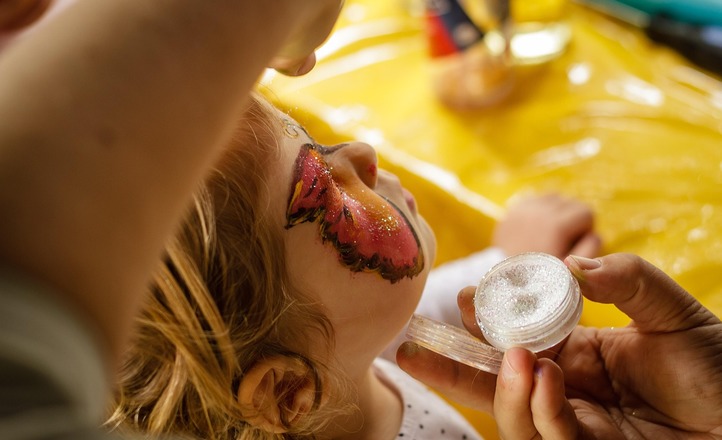 Makijaż dla najmłodszych – zabawki czy produkty kosmetyczne?