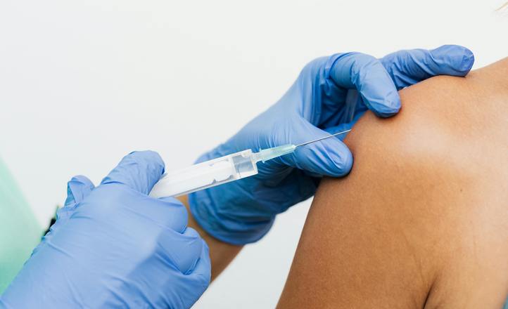 Prof. Piotr Rzymski: „Mało kto wie, że szczepienia przeciw grypie chronią także przed choro