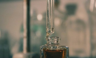 Związki zapachowe pochodzenia biologicznego a współczesne standardy bezpieczeństwa kosmetyc