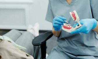 Infekcje w jamie ustnej mogą zwiększać ryzyko chorób serca. Bakterie mogą przez lata pozost