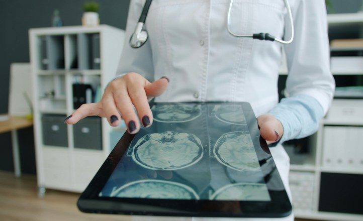 Neuroplastyczność i badania nad mózgiem w perspektywie wieku – przegląd postępów na tle med