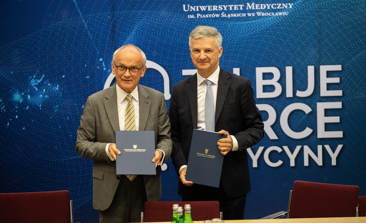 Uniwersytet Medyczny we Wrocławiu i AstraZeneca zacieśniają współpracę na rzecz nauki i pac
