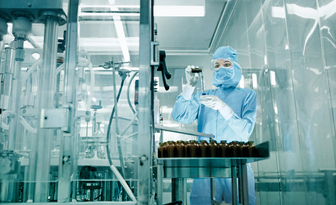 Kontrola zanieczyszczeń przenoszonych przez personel w pomieszczeniach typu clean room. Czę