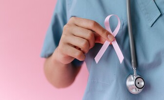 Intensywne leczenie po operacji zmniejsza ryzyko nawrotu raka piersi. Lekarze stawiają na n