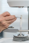 Analiza sorpcji za pomocą analizy termicznej. Określanie wpływu wody na materiały stałe za 
